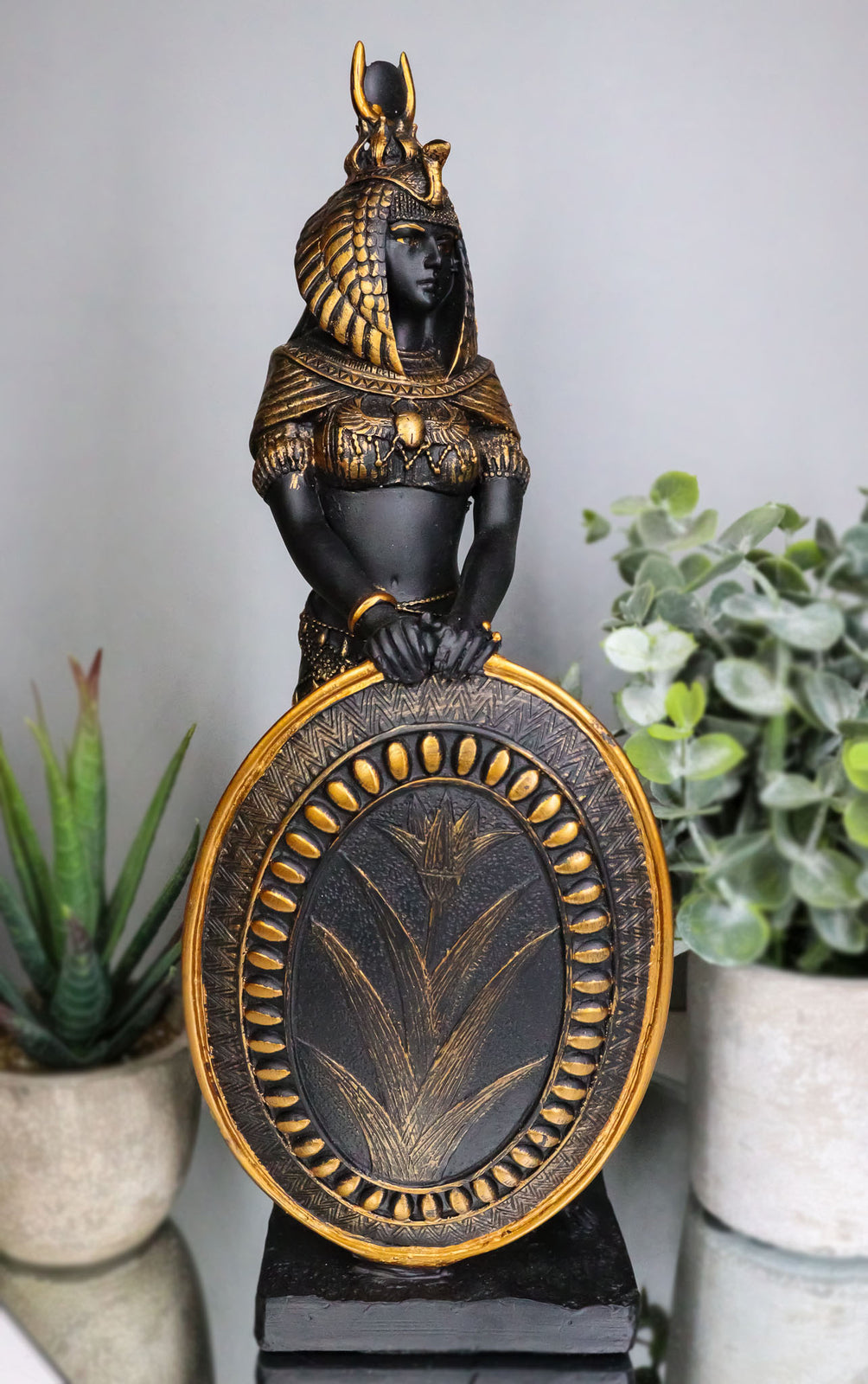 Ancient Egyptian Decorative Legendary Goddess Isis with Shield Figurine Statue